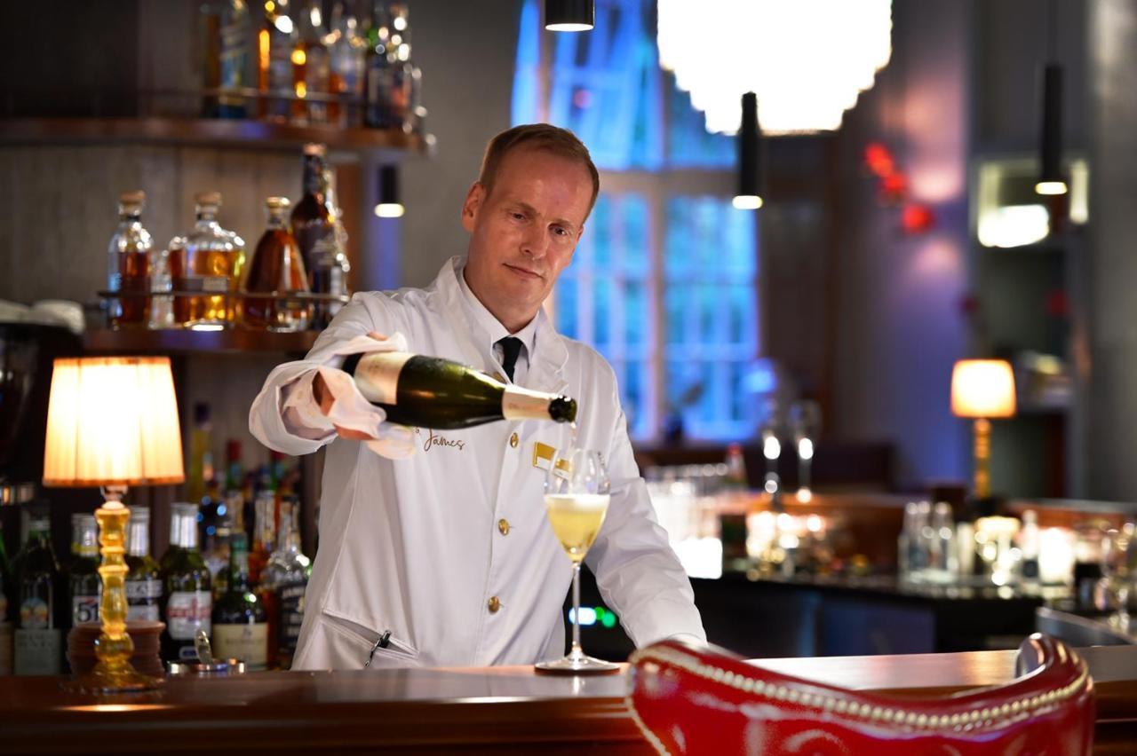 פלאנסבורג Das James מראה חיצוני תמונה A bartender at work
